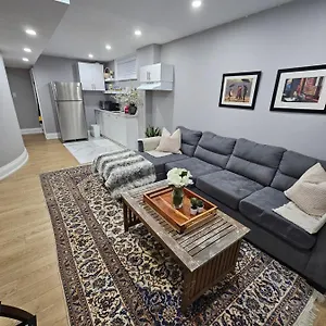 Appartement Basement In Luxury Beach House, Toronto