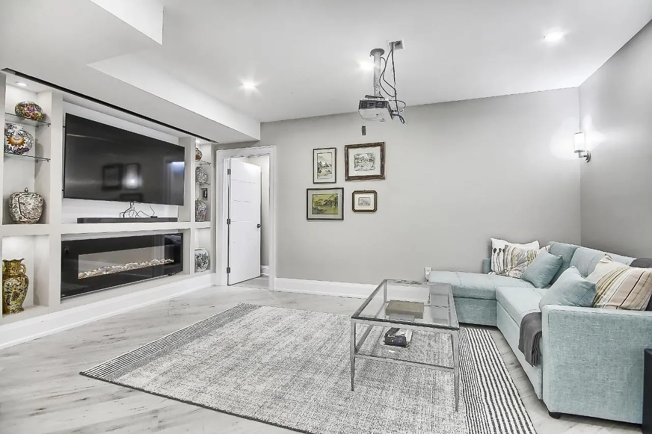 Charming And Luxurious 2Br+1Bath Guest Suite Toronto Apartment